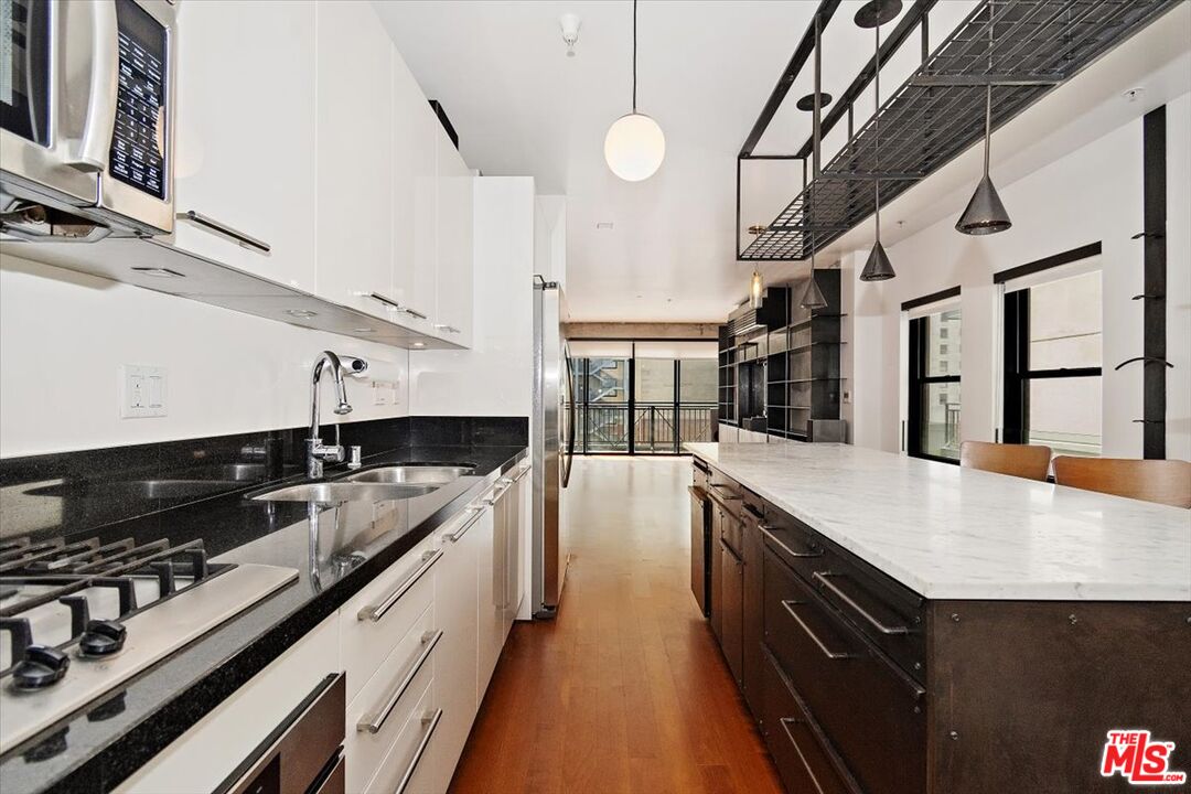 416 South Spring Street, Unit 609 Los Angeles, CA 90013 - Photo 3 of 24 a large kitchen with a stove and a sink