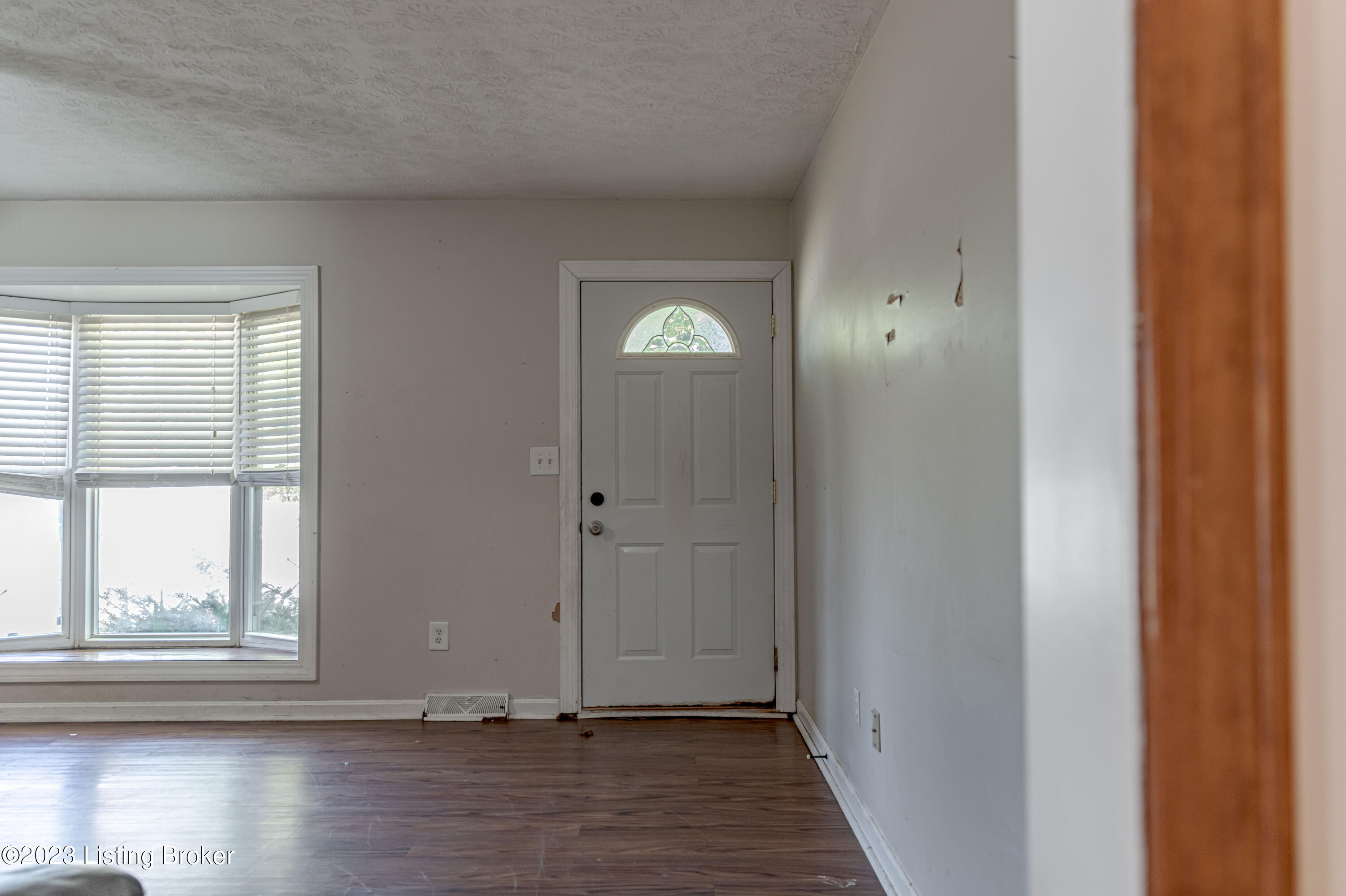 6701 El Rancho Road Louisville, KY 40291 - Photo 2 of 43 DSC05629
