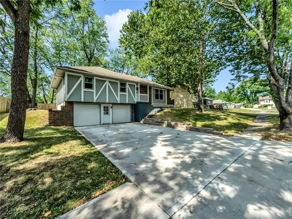 $315,000 | 1300 Northeast Browning Lane, Lee's Summit, MO 64086