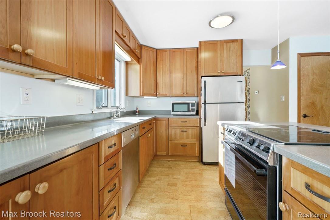 7085 West Waters Road Ann Arbor, MI 48103 - Photo 5 of 27 dsc08507-dsc08509.jpg
