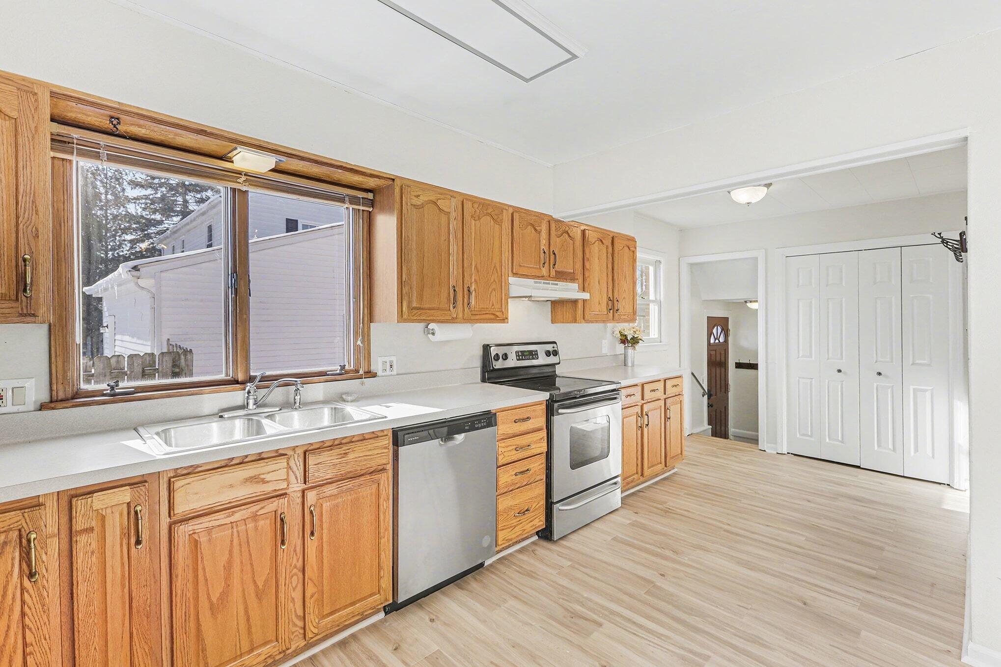 127 Madelon Street Belleville, MI 48111 - Photo 9 of 34 008_file_8299