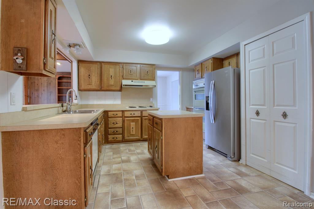 33951 Old Timber Road Farmington Hills, MI 48331 - Photo 10 of 40