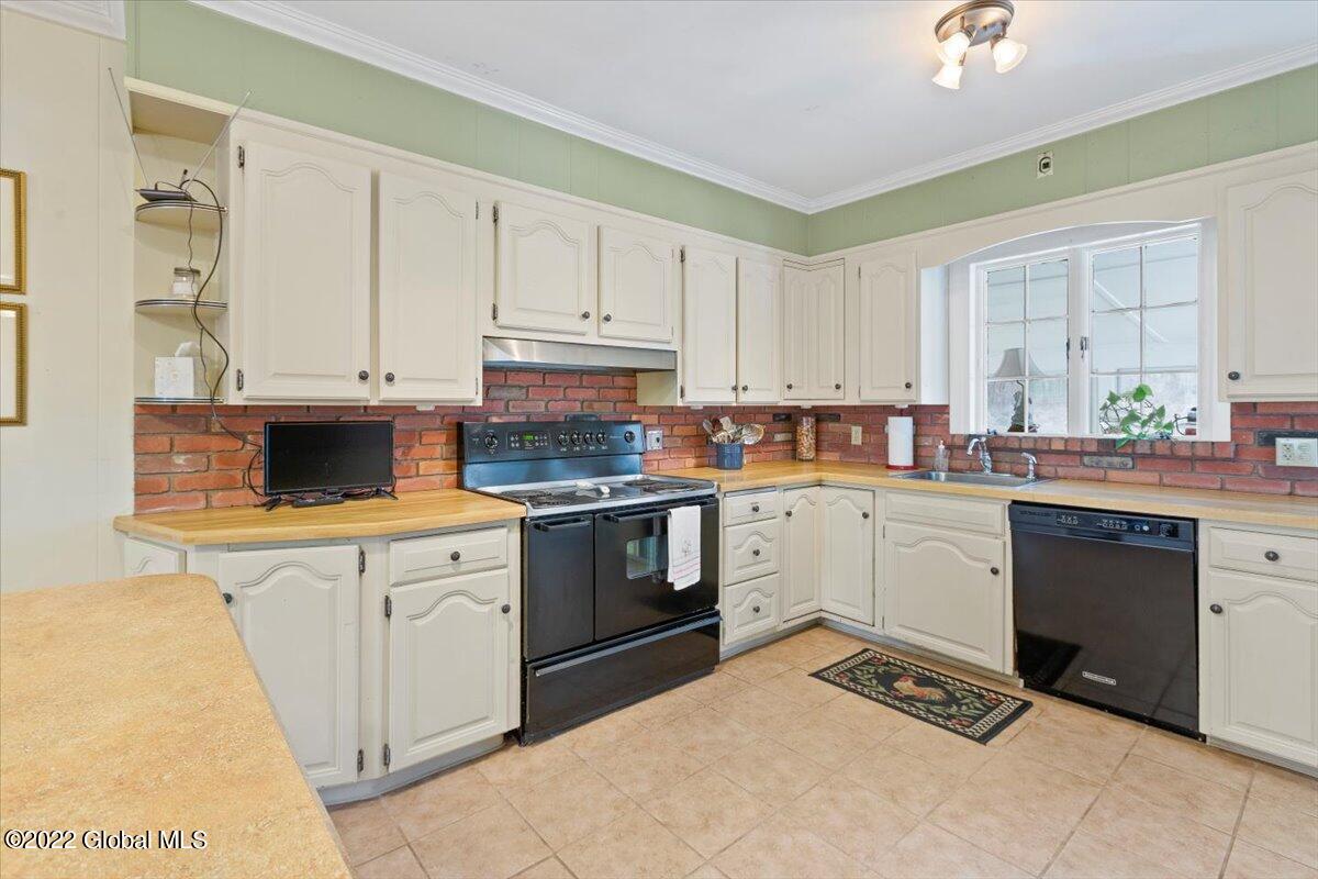 69 Upper Loudon Road Colonie, NY 12211 - Photo 3 of 30 13-MW2_4379