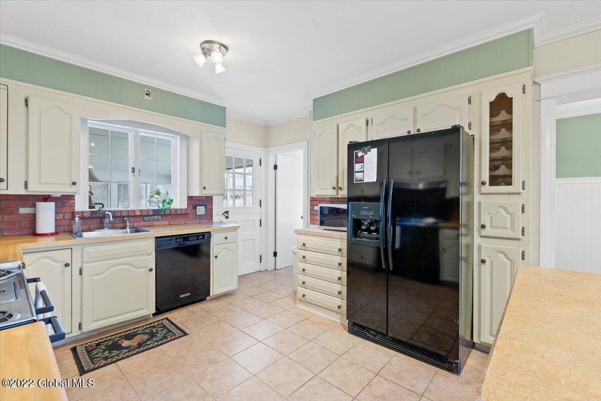 69 Upper Loudon Road Colonie, NY 12211 - Photo 5 of 30 15-MW2_4382