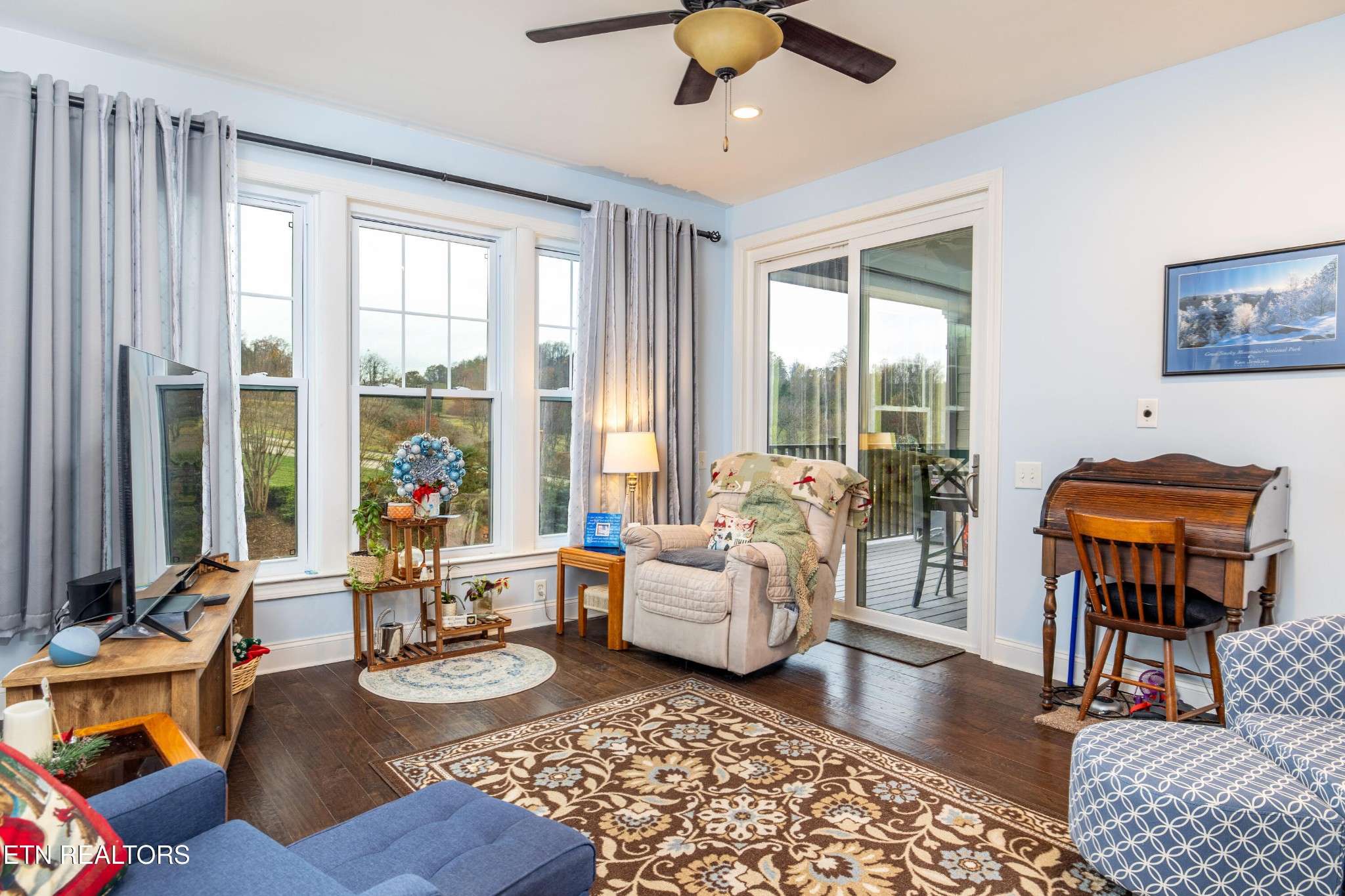 331 Centennial Bluff Boulevard Oak Ridge, TN 37830 - Photo 2 of 12 a living room with furniture and a window