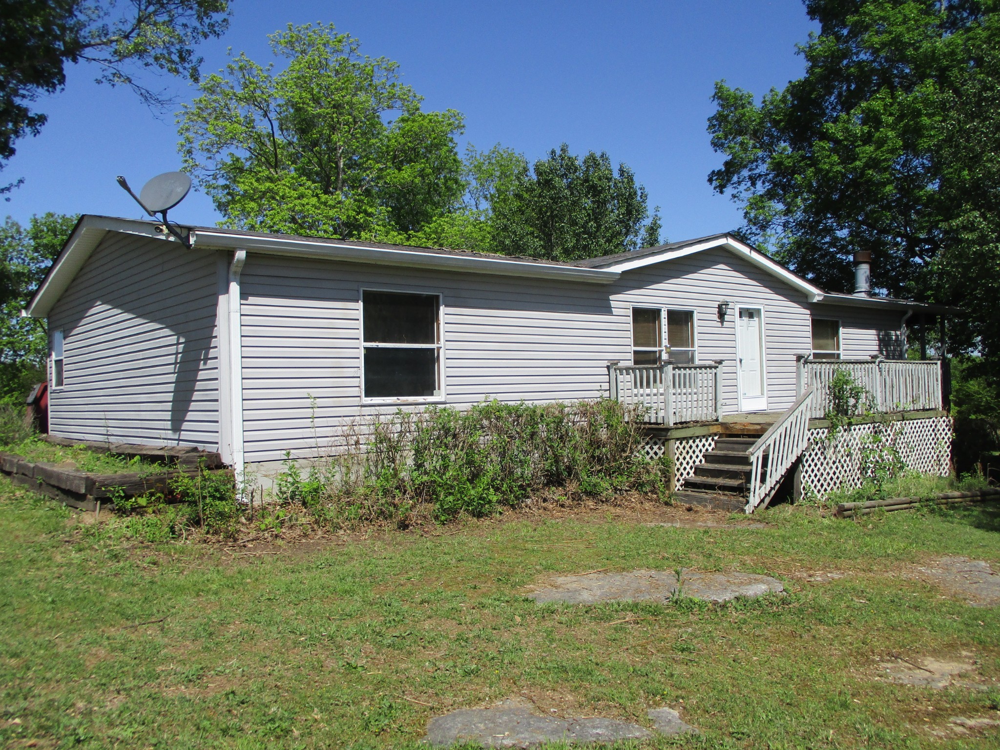 2080 North Commerce Road Lebanon, TN 37090 - Photo 1 of 40 a front view of a house with yard and green space