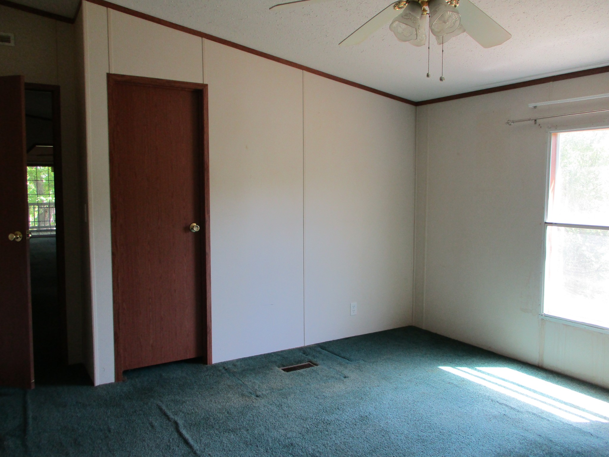 2080 North Commerce Road Lebanon, TN 37090 - Photo 22 of 40 an empty room with a window