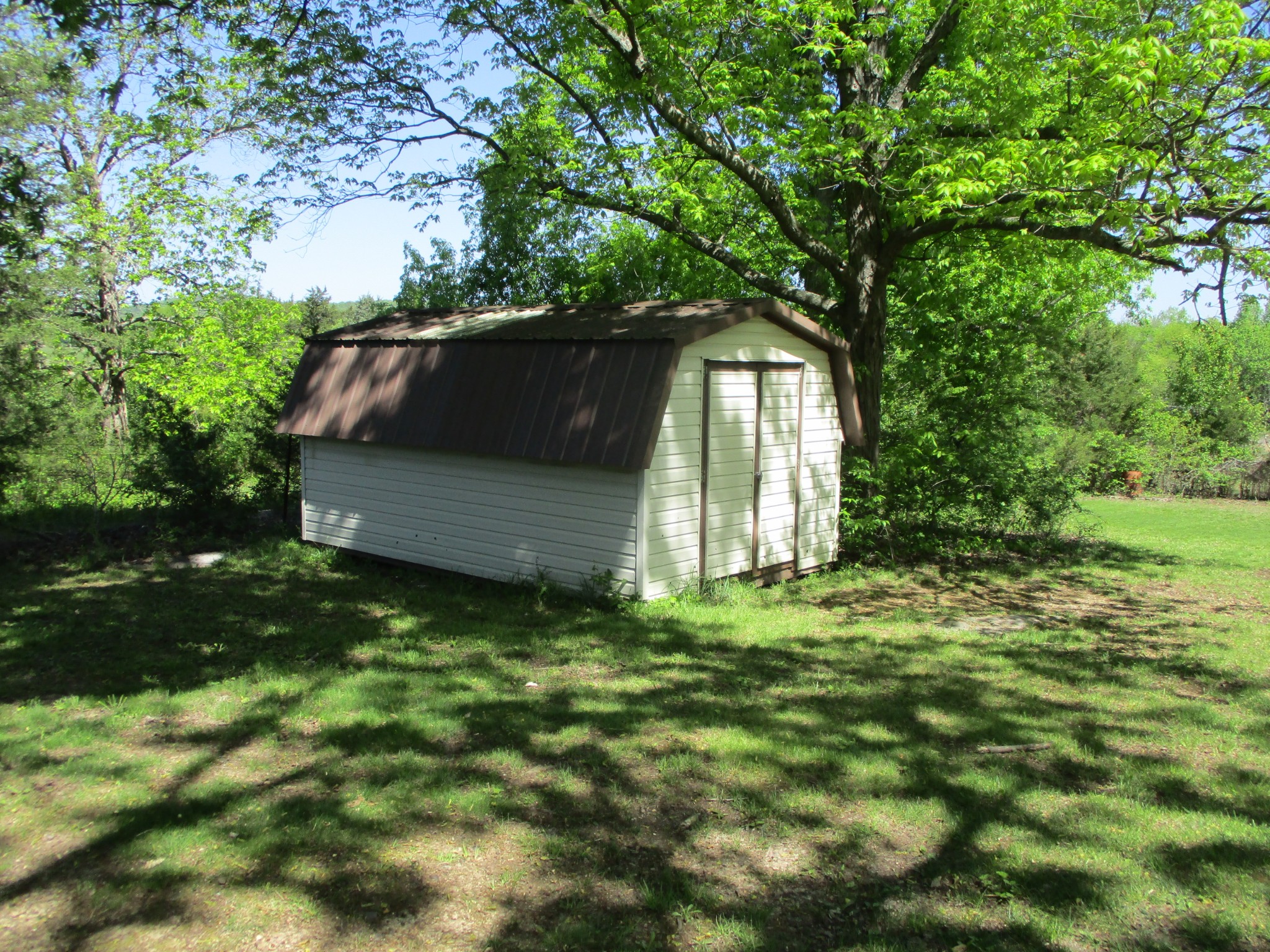 2080 North Commerce Road Lebanon, TN 37090 - Photo 36 of 40 a backyard of a house with plants and large tree