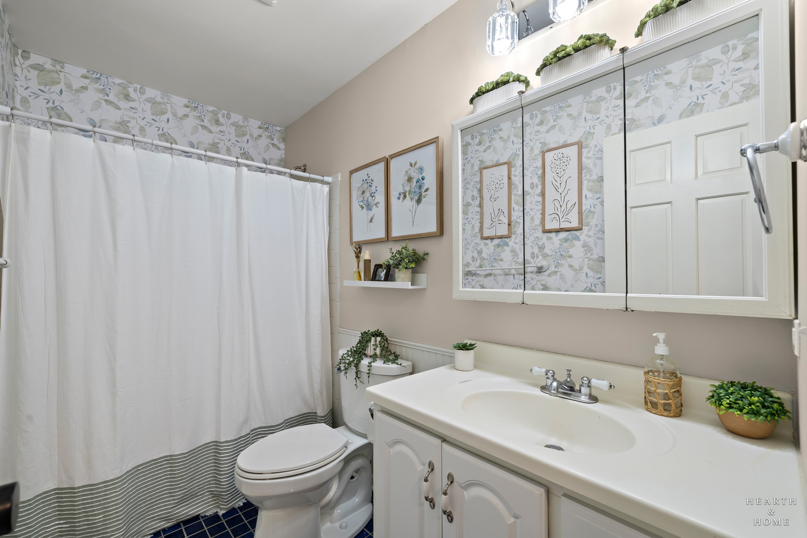41 Manchester Court Fox River Grove, IL 60021 - Photo 27 of 57 a bathroom with a sink toilet and a mirror