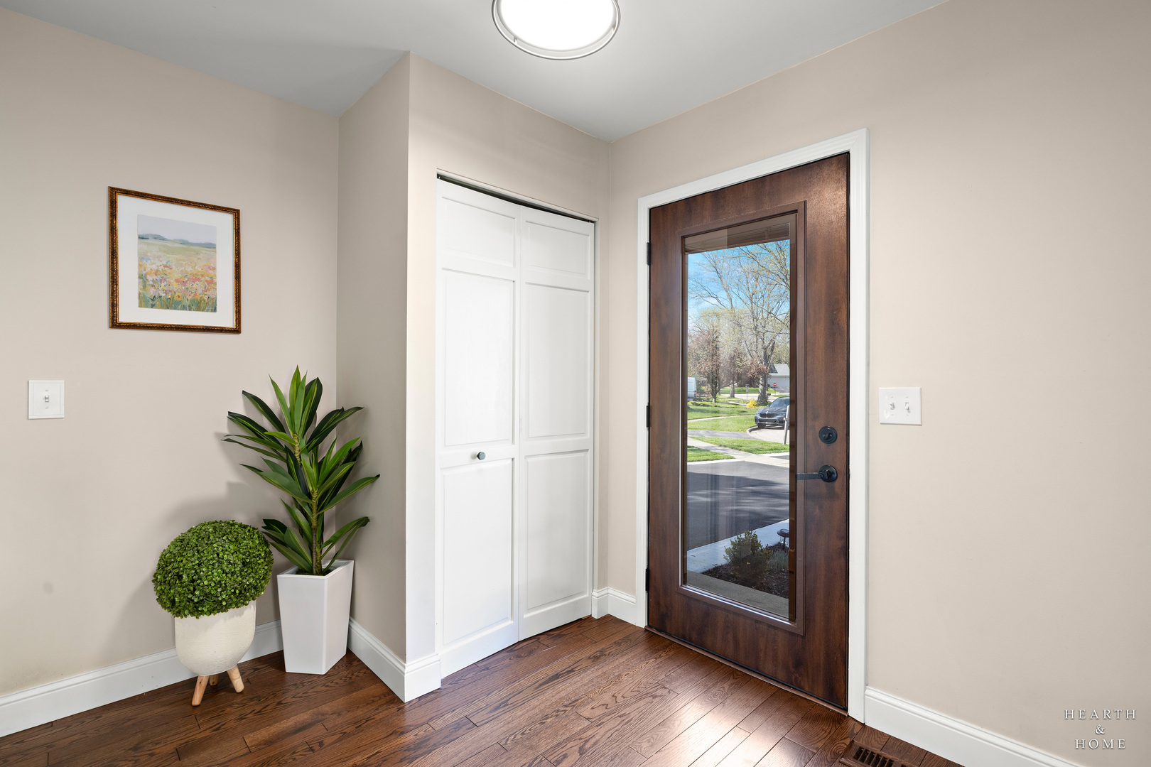 41 Manchester Court Fox River Grove, IL 60021 - Photo 3 of 57 a view of a hallway with wooden floor and a potted plant