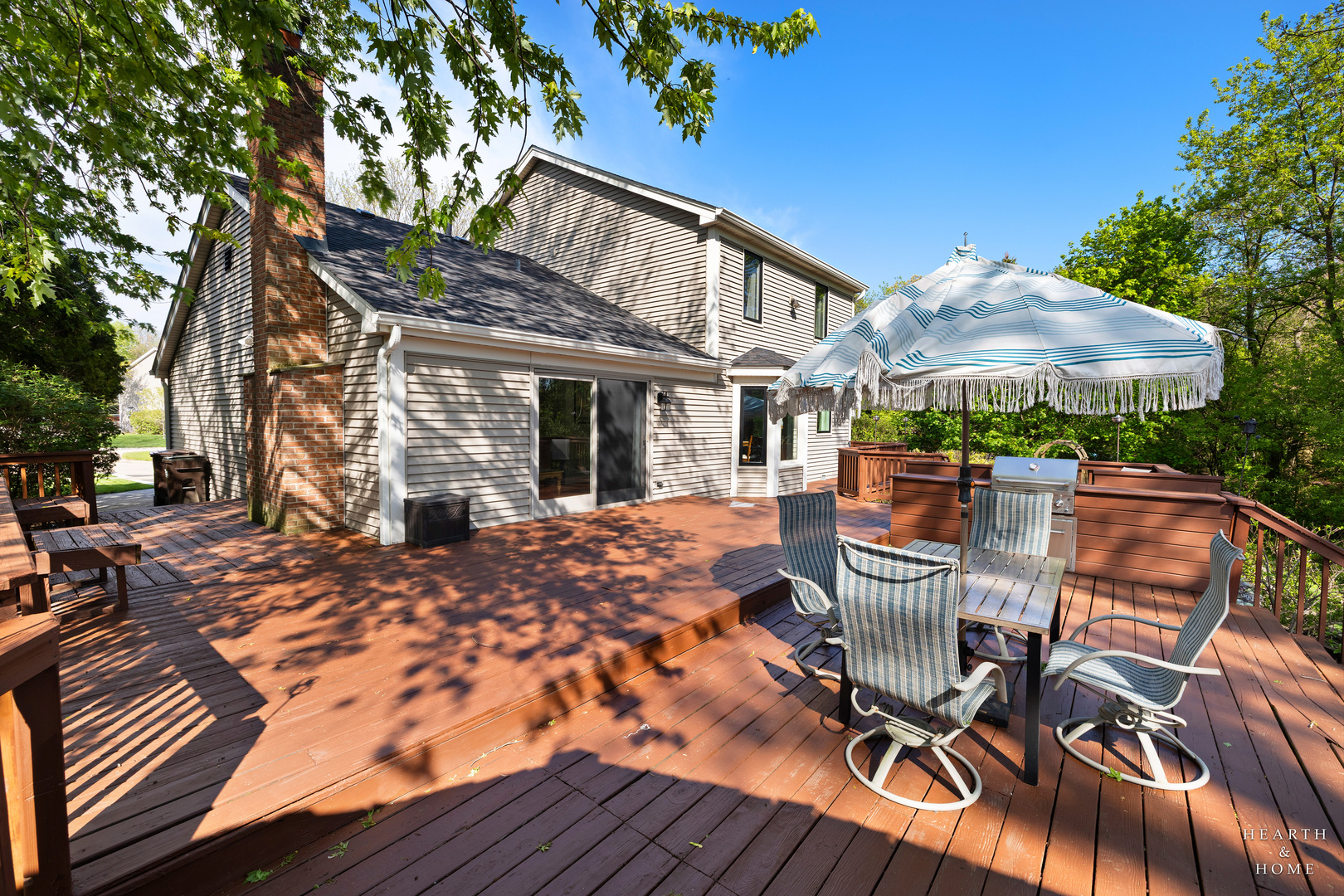 41 Manchester Court Fox River Grove, IL 60021 - Photo 47 of 57 a patio with table and chairs