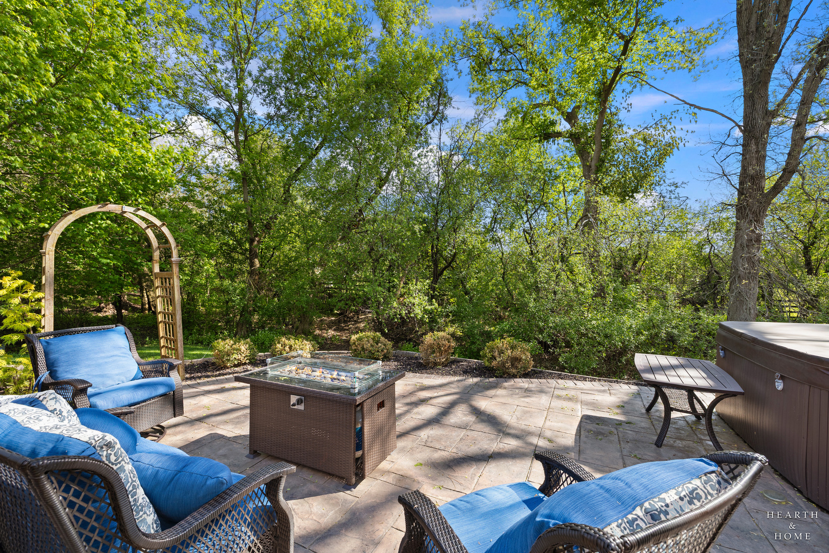 41 Manchester Court Fox River Grove, IL 60021 - Photo 49 of 57 a view of a patio with couches table and chairs and potted plants
