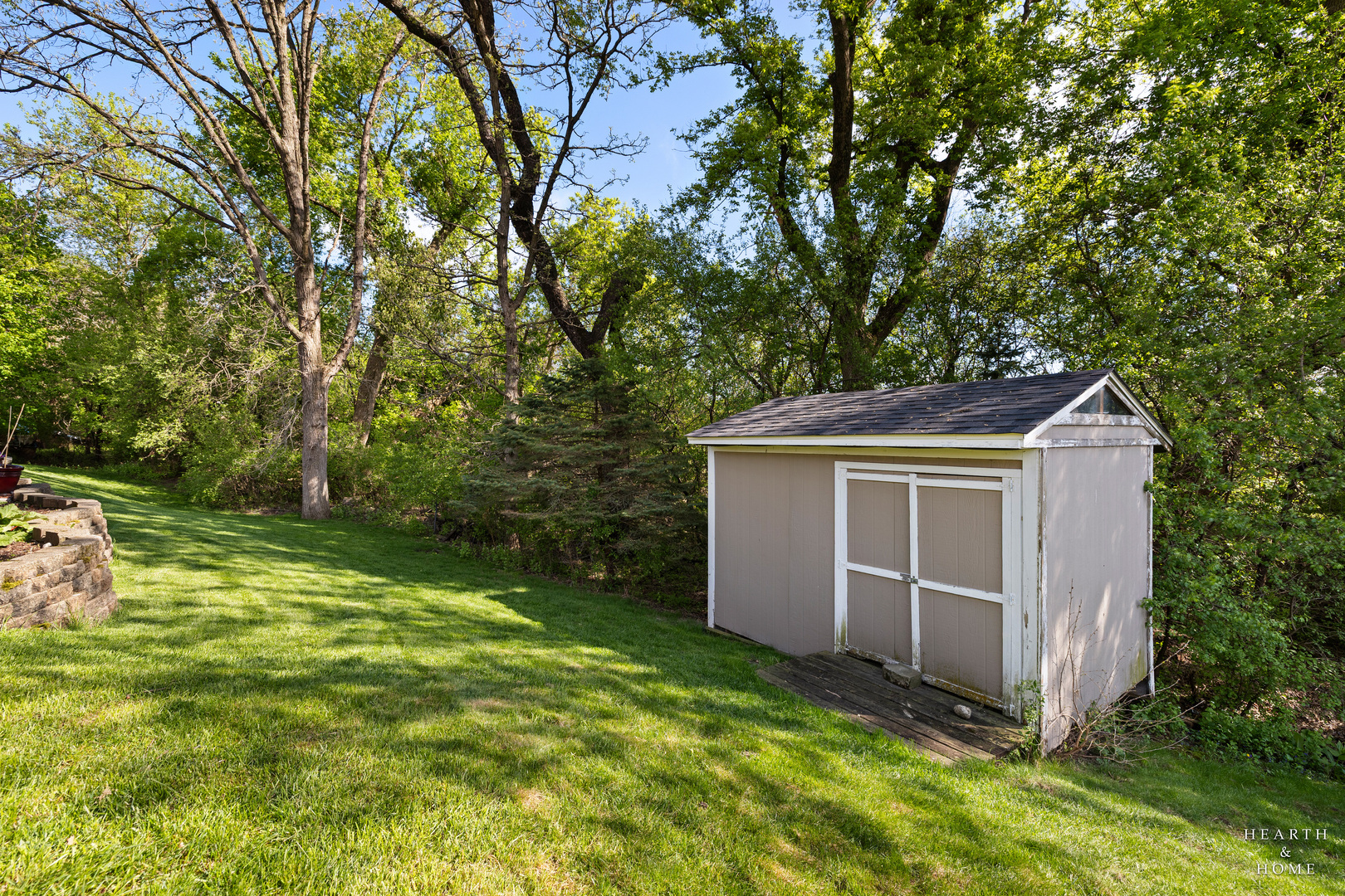 41 Manchester Court Fox River Grove, IL 60021 - Photo 54 of 57 a backyard of a house with plants and large tree
