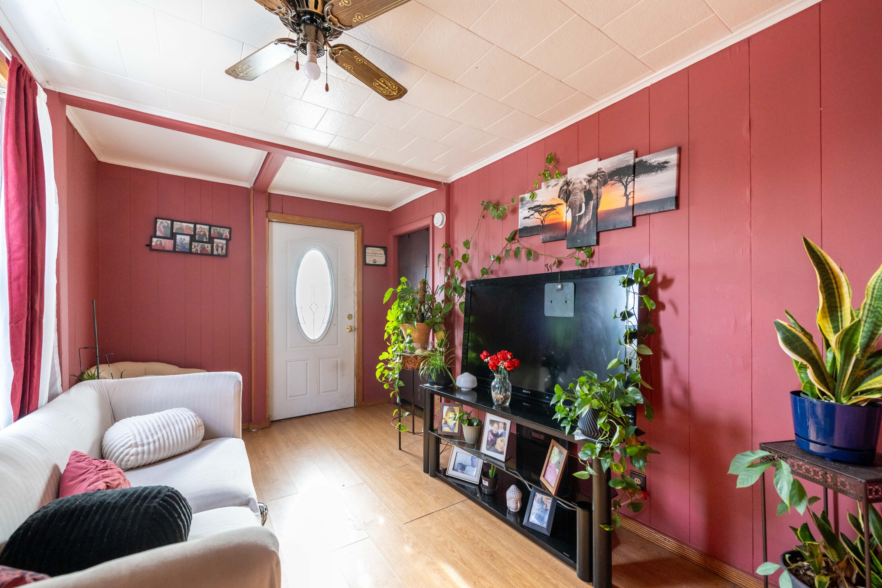 29 Dunham Street Norwich, CT 06360 - Photo 19 of 33 a living room with furniture and flowers