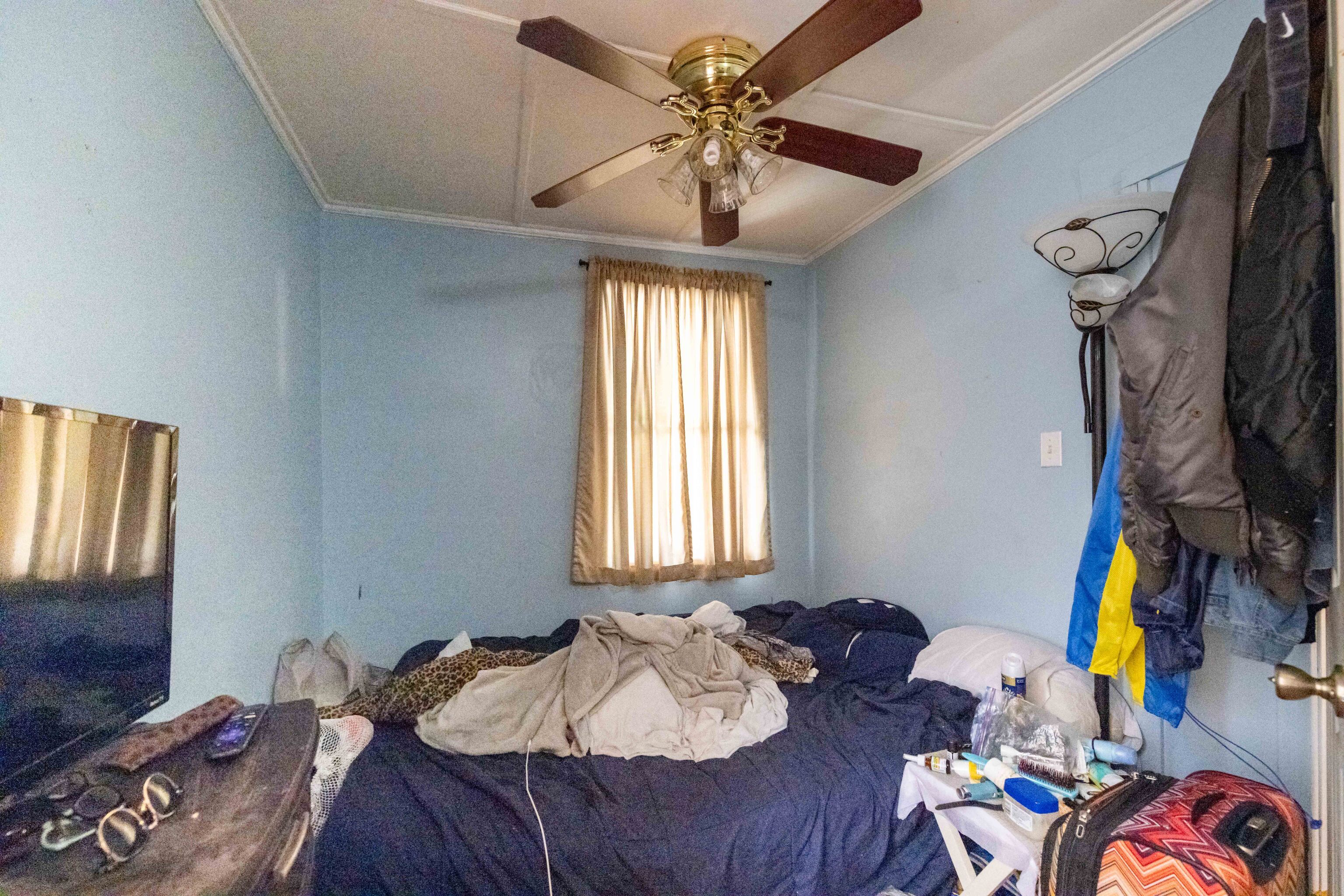 29 Dunham Street Norwich, CT 06360 - Photo 31 of 33 a living room with furniture and a window
