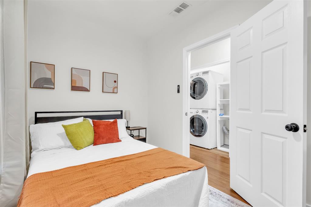 4121 Junius Street, Unit 4123 Dallas, TX 75246 - Photo 8 of 23 a bedroom with a bed and a window