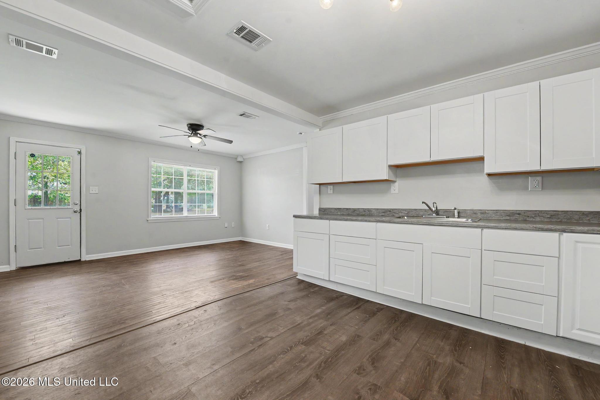 4301 Briggs Street Moss Point, MS 39563 - Photo 8 of 19 008
