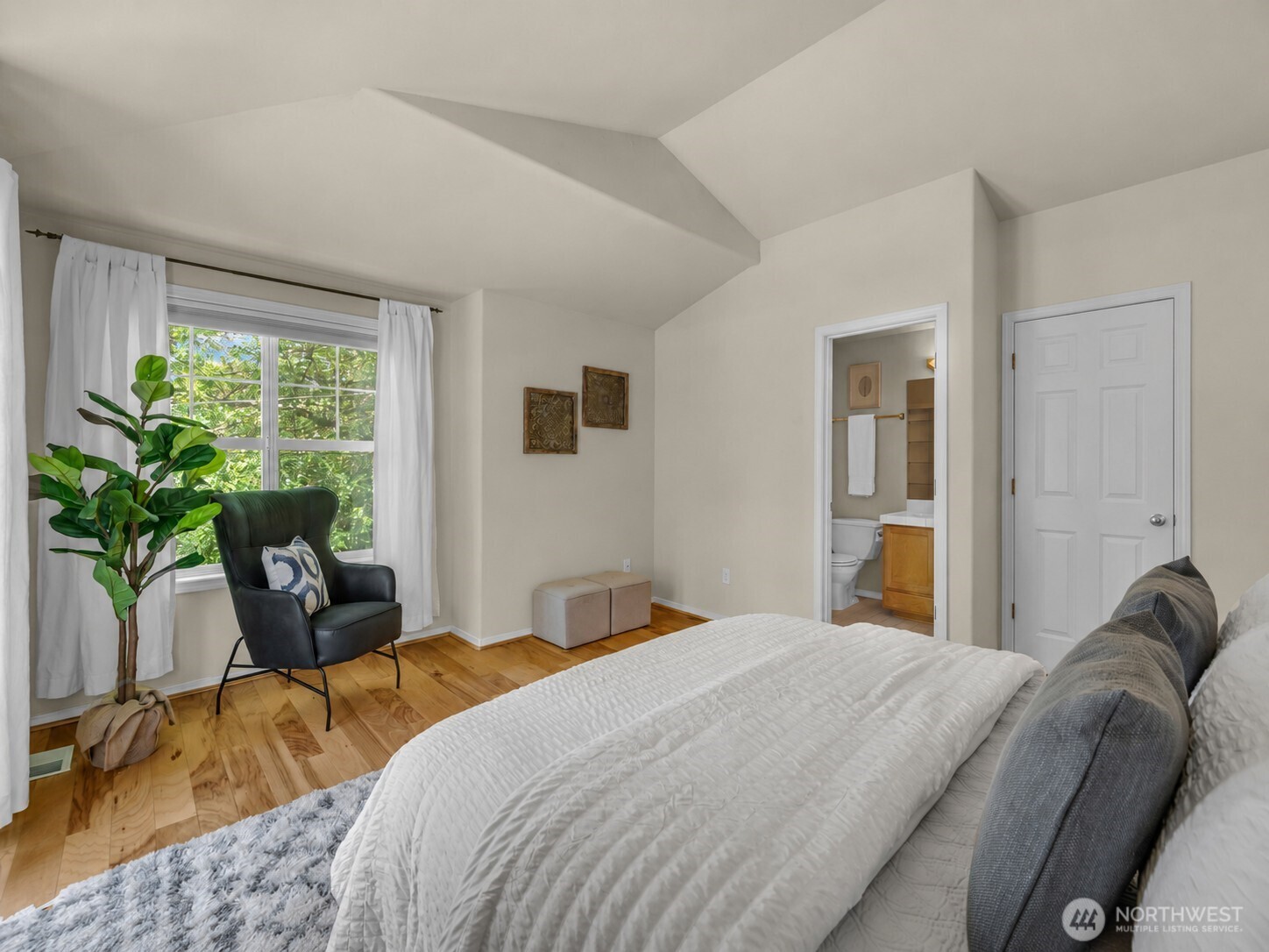 4720 Interlake Avenue North Seattle, WA 98103 - Photo 23 of 40