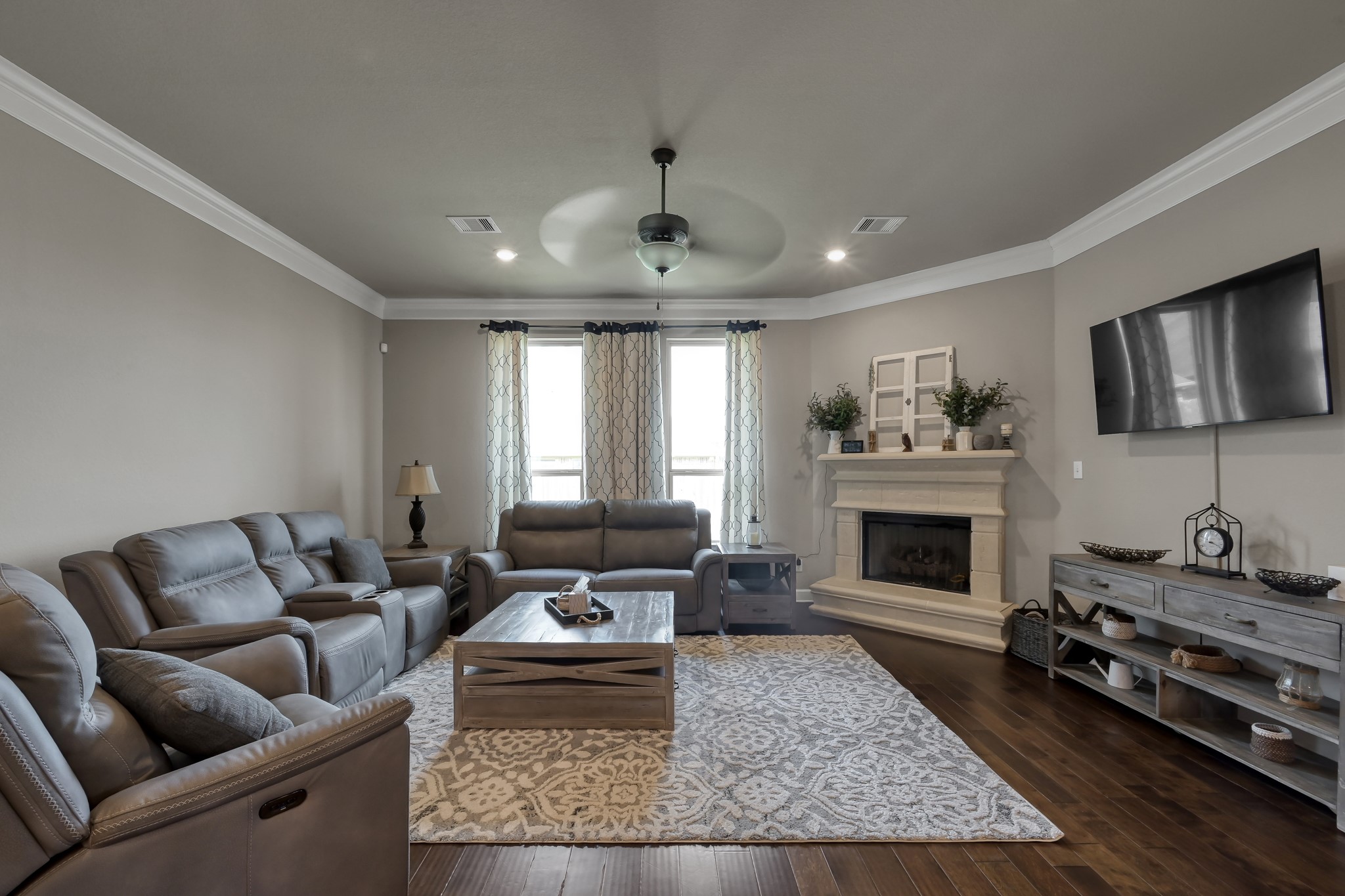 121 Dudley Road Montgomery, TX 77356 - Photo 11 of 36 Lots of natural light in this home
