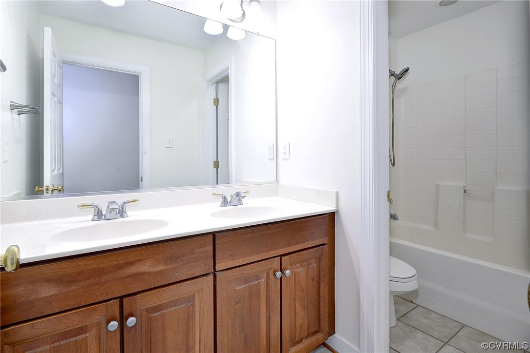 5531 Scotsview Drive Providence Forge, VA 23140 - Photo 33 of 42 a bathroom with a double vanity sink toilet mirror and bathtub