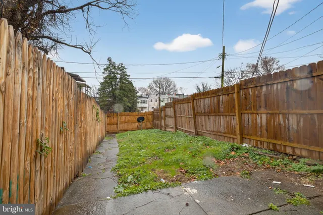 a view of a backyard