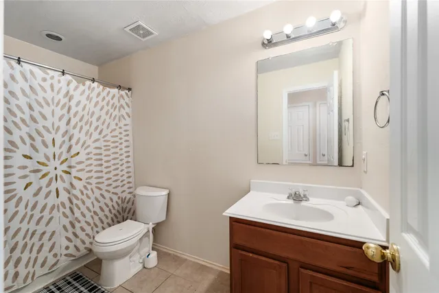 a view of a livingroom with furniture and windows