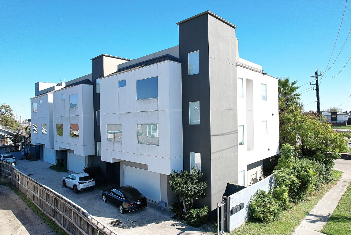 2023 Rosedale Street Houston, TX 77004 - Photo 4 of 30 a house view with a outdoor space