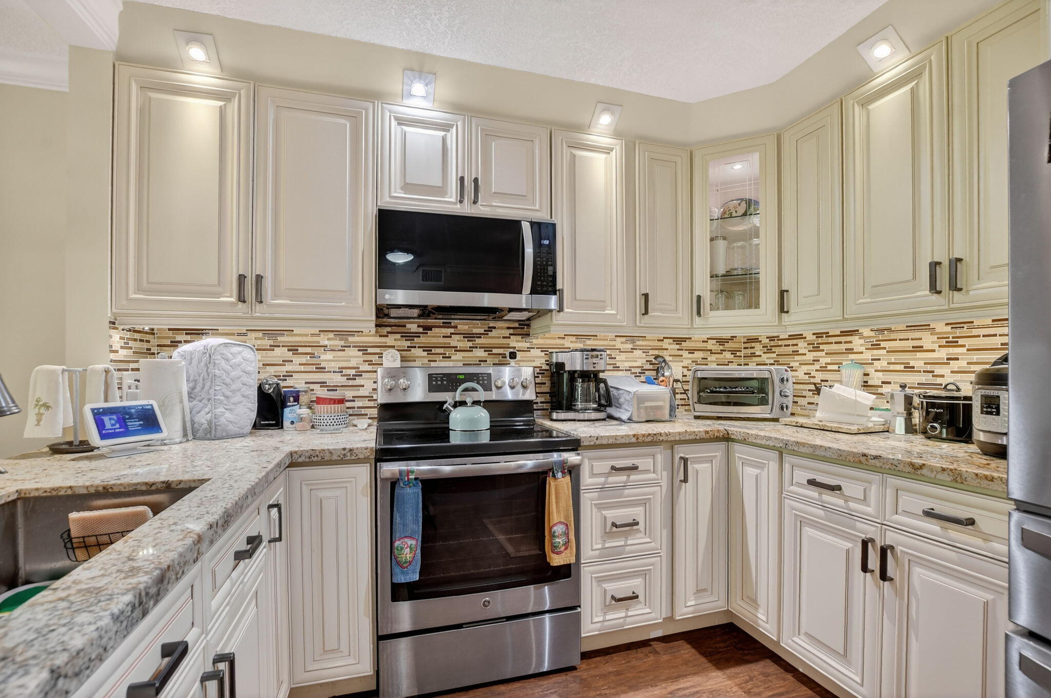 9215 Flynn Circle, Unit 8 Boca Raton, FL 33496 - Photo 6 of 41 Open Kitchen