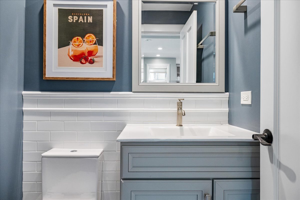 924 Chestnut Avenue Wilmette, IL 60091 - Photo 19 of 41 a bathroom with a sink and a mirror