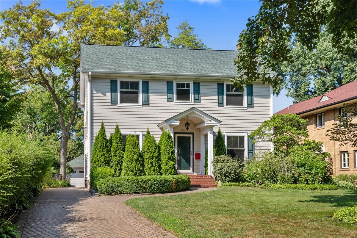 924 Chestnut Avenue Wilmette, IL 60091 - Photo 2 of 41 a front view of a house with a yard