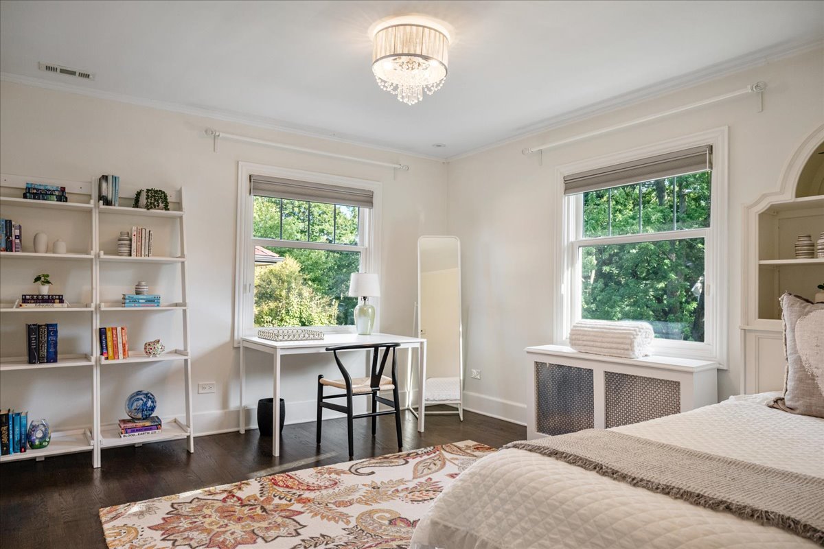 924 Chestnut Avenue Wilmette, IL 60091 - Photo 24 of 41 a bedroom with a bed and a window