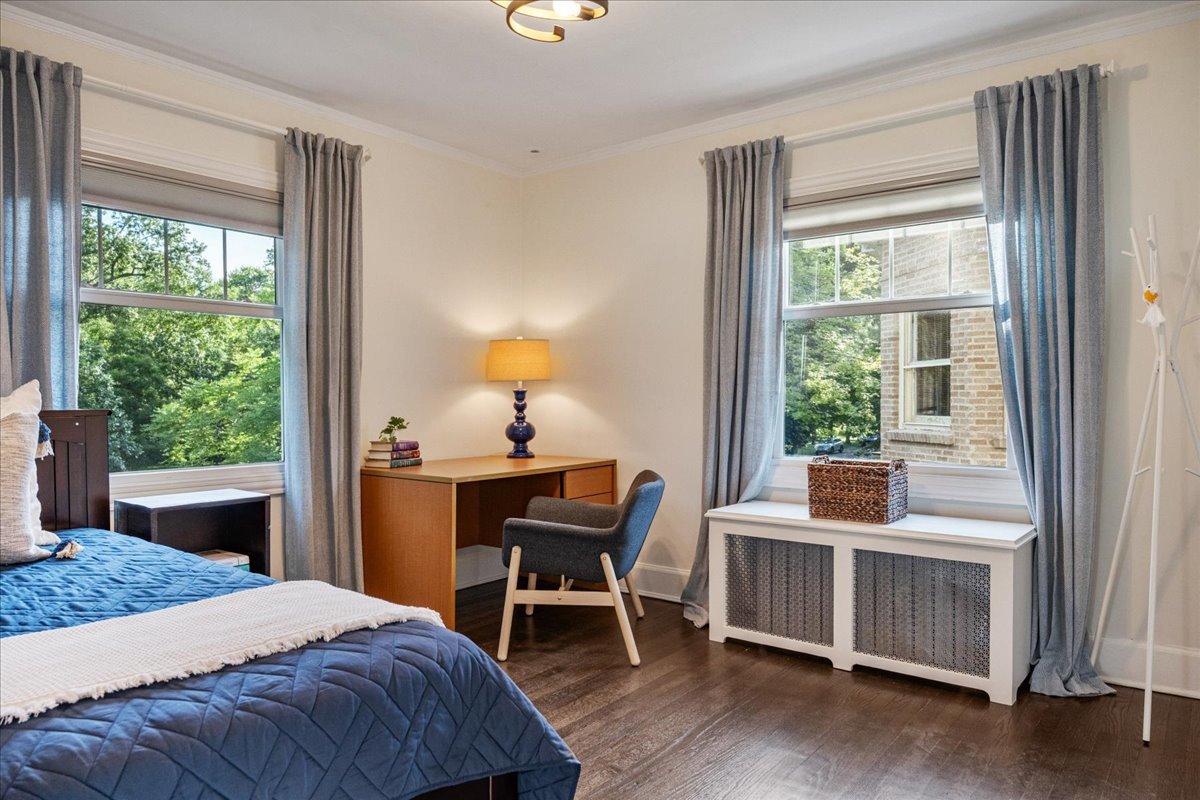 924 Chestnut Avenue Wilmette, IL 60091 - Photo 28 of 41 a bedroom with a bed and a window