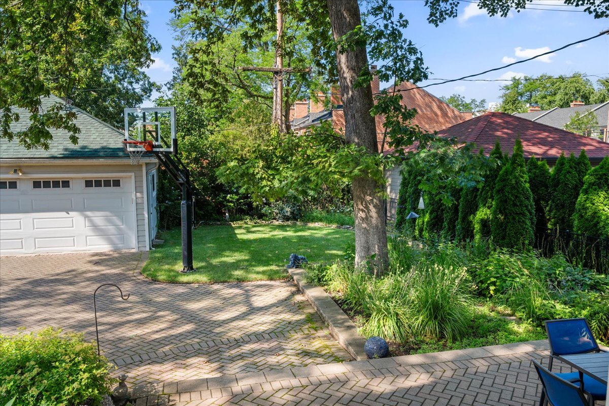 924 Chestnut Avenue Wilmette, IL 60091 - Photo 35 of 41 a backyard of a house with lots of green space