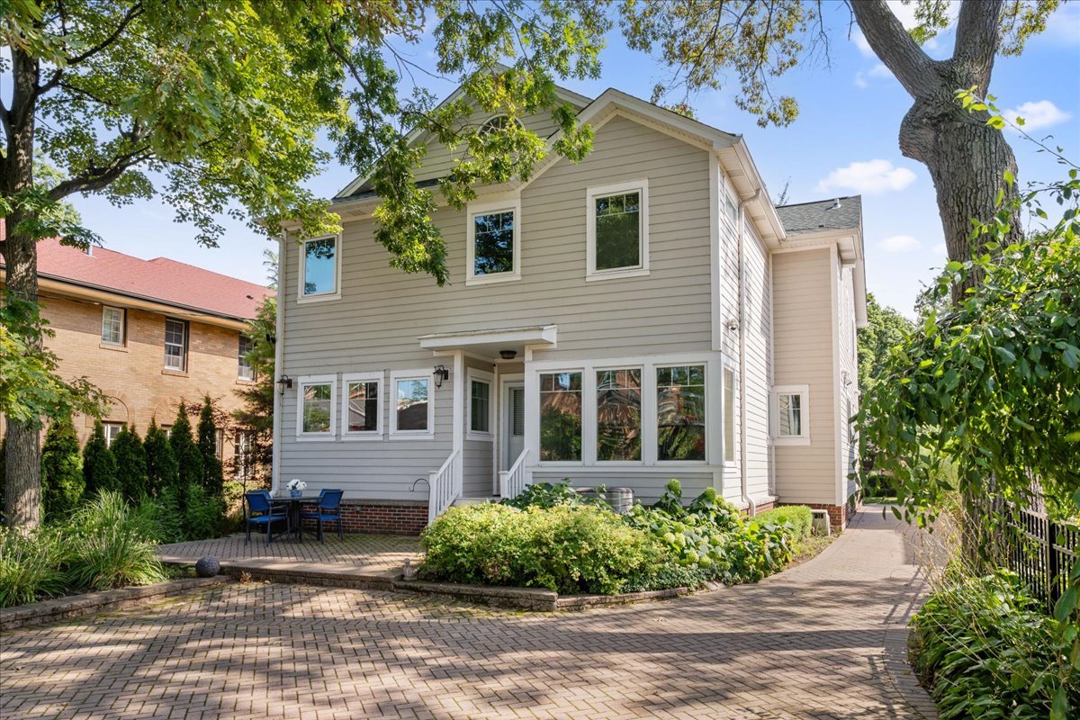 924 Chestnut Avenue Wilmette, IL 60091 - Photo 36 of 41 a front view of a house with garden