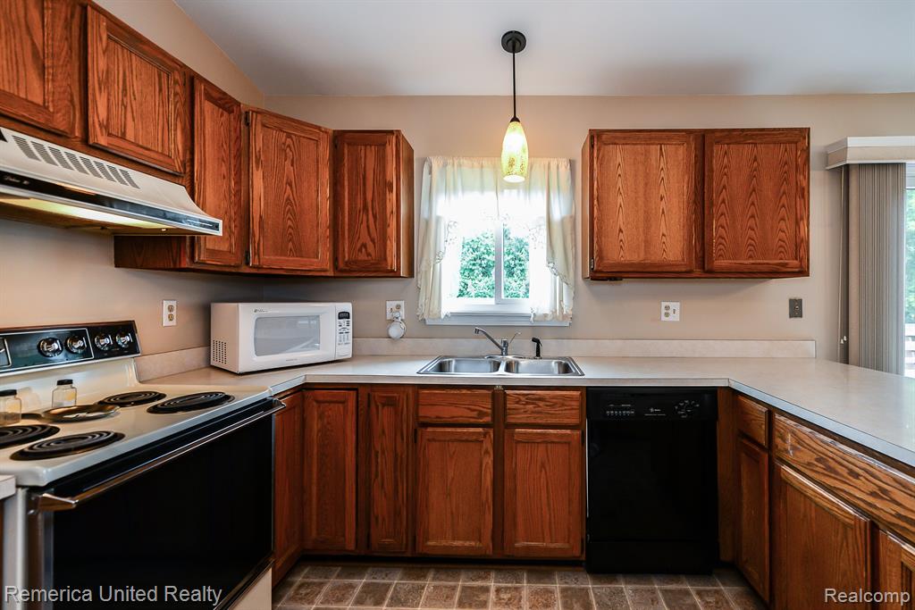3575 Pingree Road Howell, MI 48843 - Photo 15 of 40