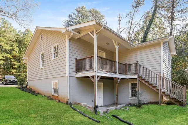 a view of a house with a yard