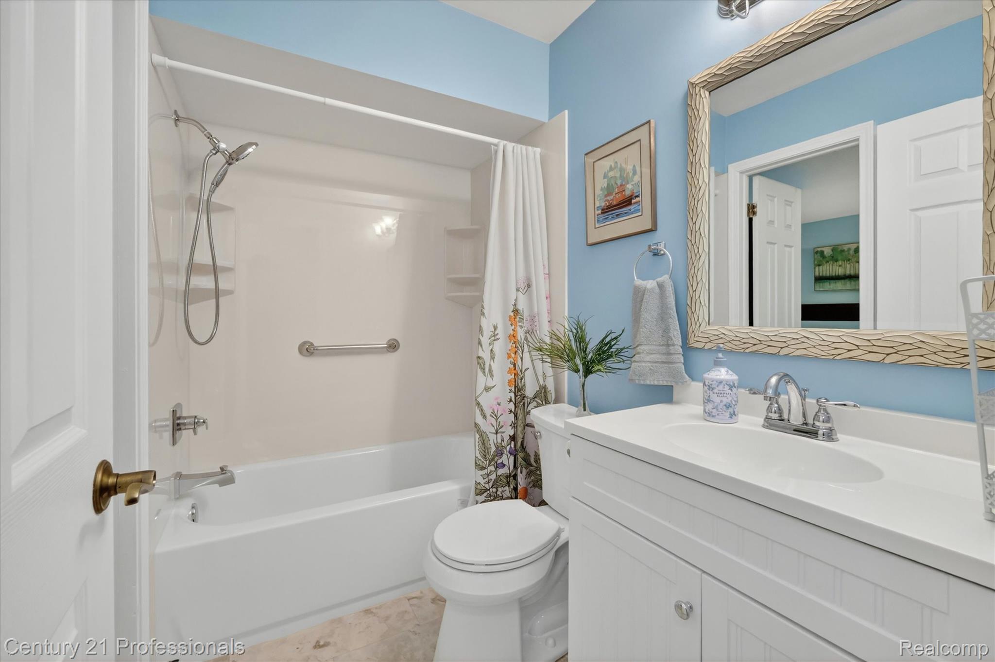 134 Foxboro Drive Rochester, MI 48309 - Photo 20 of 39 Bathroom with vanity and shower / bathtub combination with curtain