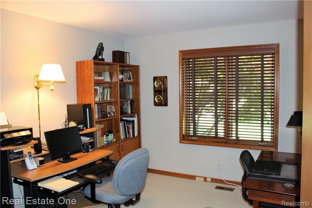 1313 Royal Crescent Street Rochester, MI 48306 - Photo 22 of 32 21.JPG