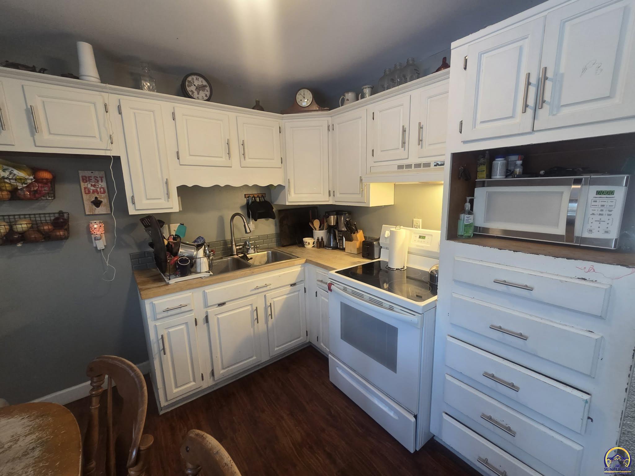 4818 Southwest 28th Street Topeka, KS 66614 - Photo 7 of 15