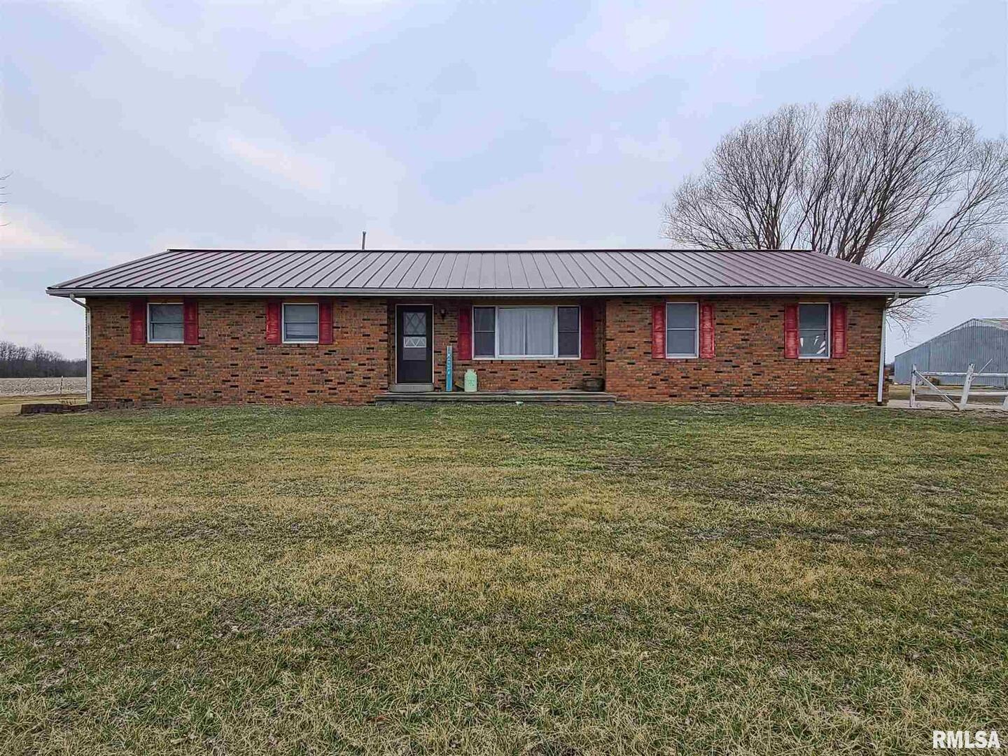 1564 East 300 N Road Cowden, IL 62422 - Photo 15 of 50 a front view of a house with a garden