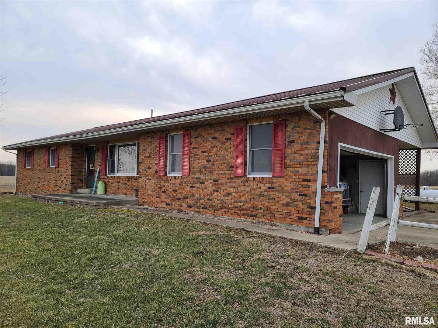 1564 East 300 N Road Cowden, IL 62422 - Photo 16 of 50 a front view of a house with garden