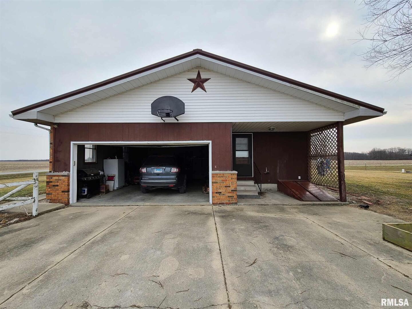 1564 East 300 N Road Cowden, IL 62422 - Photo 20 of 50 a view of a car garage