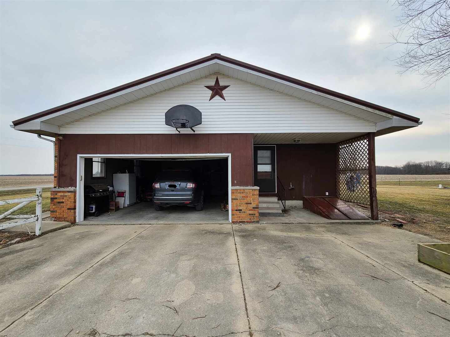 1564 East 300 N Road Cowden, IL 62422 - Photo 21 of 50 a view of a car garage