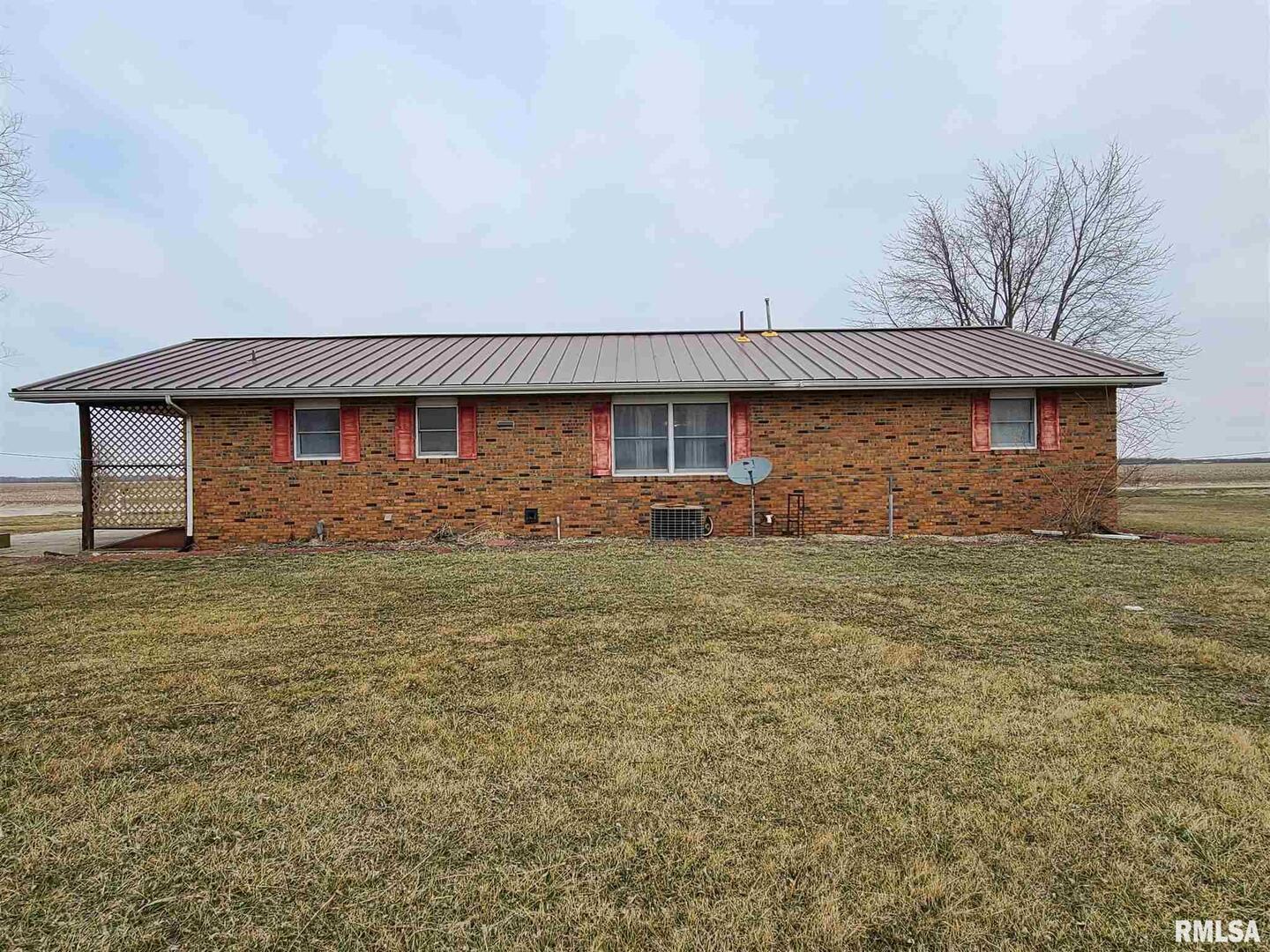 1564 East 300 N Road Cowden, IL 62422 - Photo 22 of 50 a front view of a house with a garden