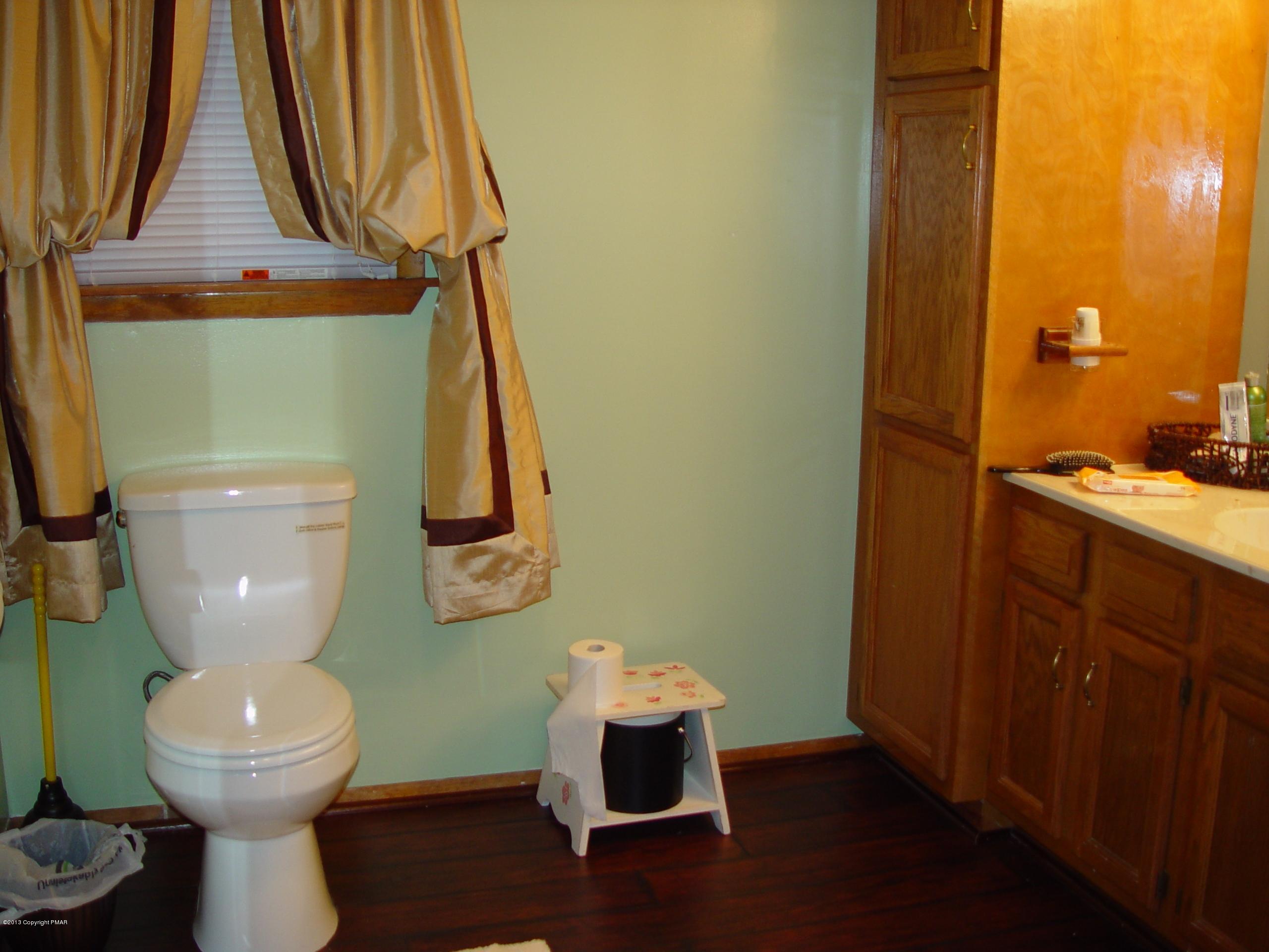 115 Logger Road Canadensis, PA 18325 - Photo 13 of 24 Main Bathroom