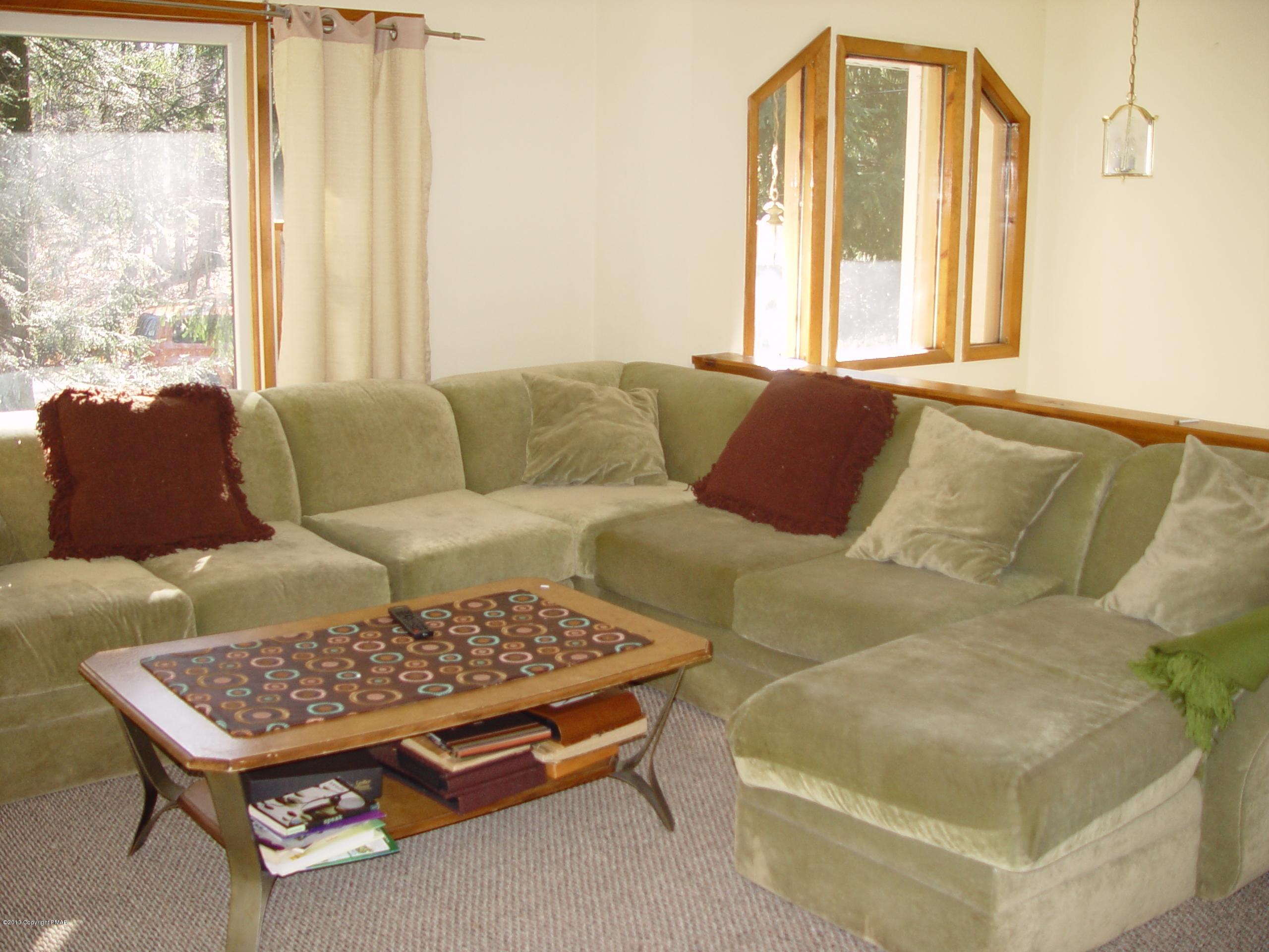 115 Logger Road Canadensis, PA 18325 - Photo 3 of 24 Living Room