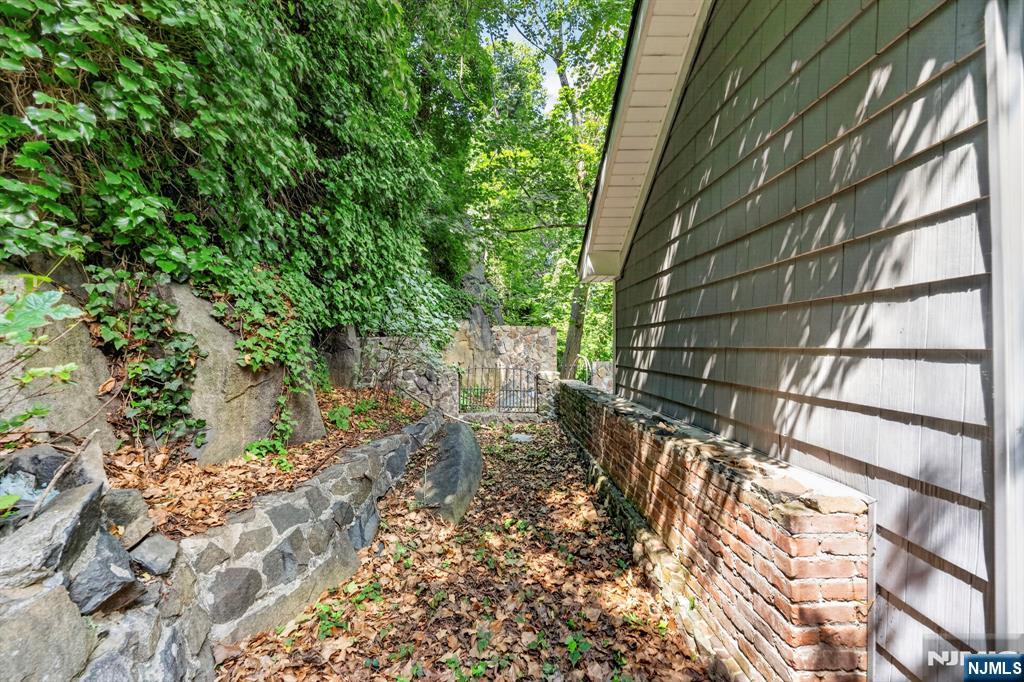 8 Old Wood Road Edgewater, NJ 07020 - Photo 22 of 25