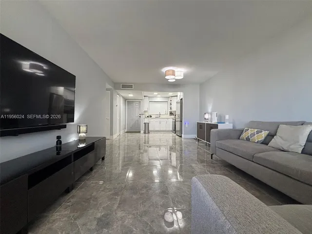 $2,400 | 10865 Southwest 112th Avenue, Unit 209, Miami, FL 33176