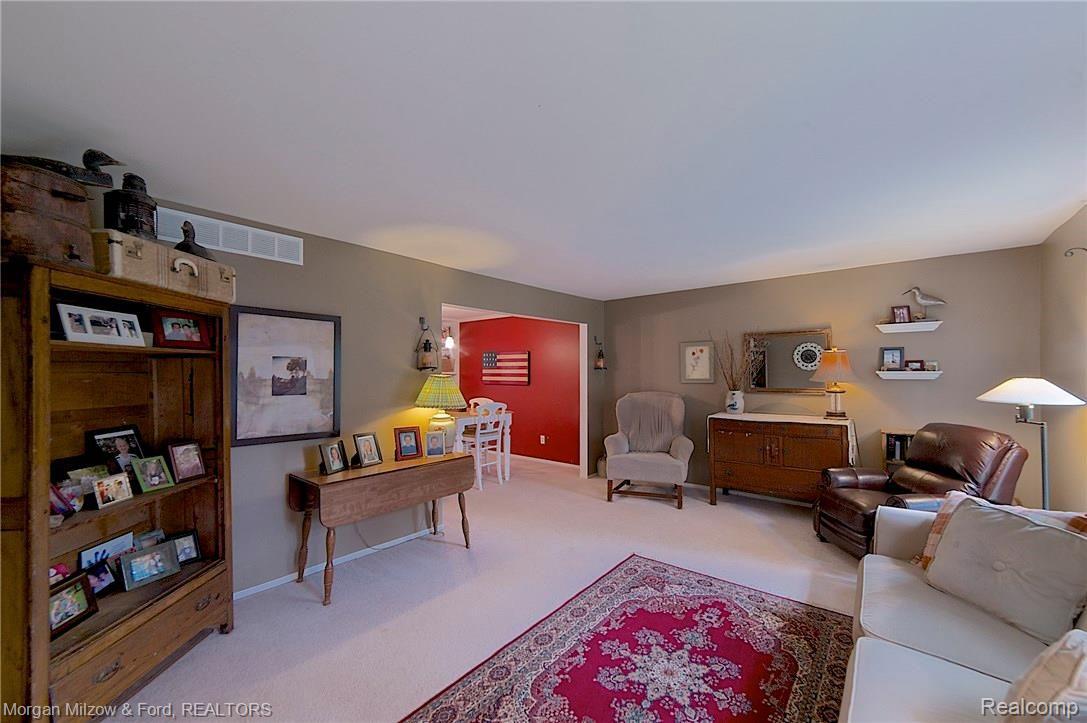 1070 East Fairview Court Rochester, MI 48306 - Photo 7 of 35 Lovely living room