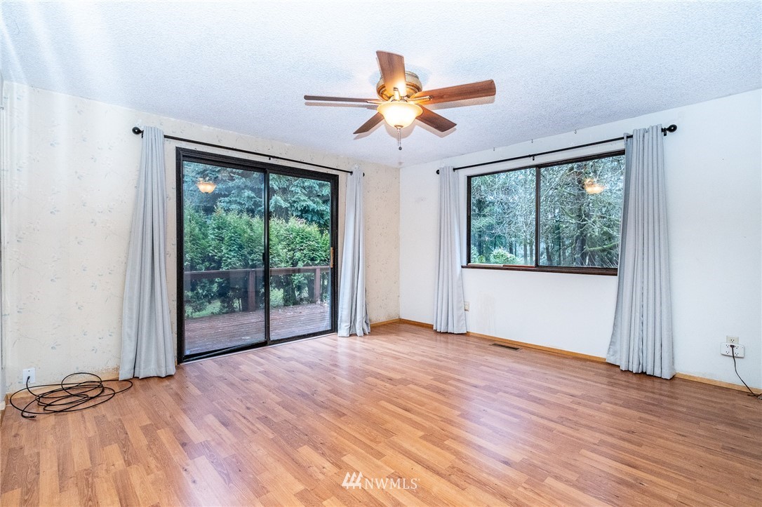 191 Tingle Road Winlock, WA 98596 - Photo 16 of 39 a view of empty room with wooden floor and fan
